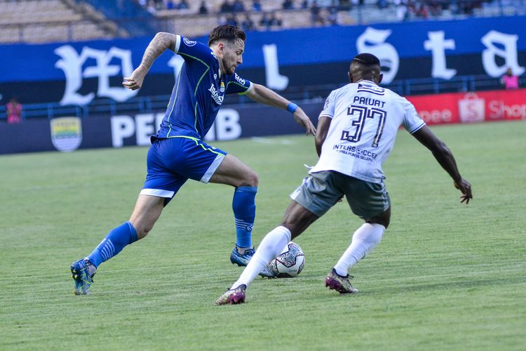 Pemain Persib Marc Klok berusaha menghindari bayang-bayang pemain Bali United Privat Mbarga dalam pertandingan Persib vs Bali United, Selasa (23/8/2022) di Stadion Gelora Bandung Lautan Api (GBLA).