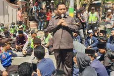 Saat Mahasiswa Duduk Lesehan di Aspal Bareng Polisi dan Anggota DPRD