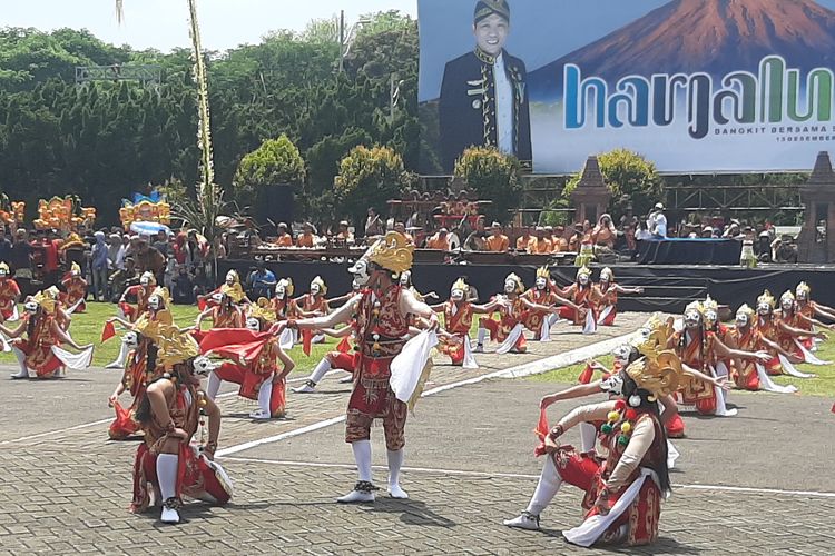 Tari Topeng Kaliwungu menghibur ribuan pasang mata di Alun-alun Lumajang  Kamis (15/12/2022)