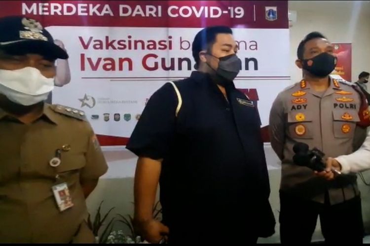 Selebritas Ivan Gunawan (tengah) menyelenggarakan kegiatan vaksin Covid-19 di GOR Pekojan, Tambora, Jakarta Barat, pada Senin (16/8/2021). 