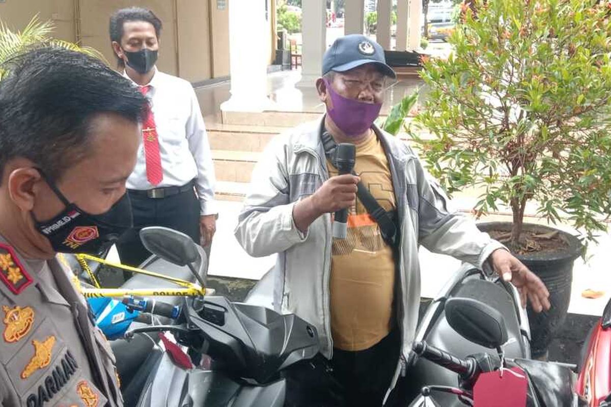 Isman, Pemilik motor yang hikang 1,5 tahun silam, saat mengambil kendaraanya di Mapolres Tuban.