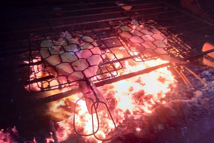 Ikan bakar di Pondok Awak Baro, di Desa Tunggai, Kecamatan Syiah Kuala, Kota Banda Aceh, Selasa (5/11/2019) malam