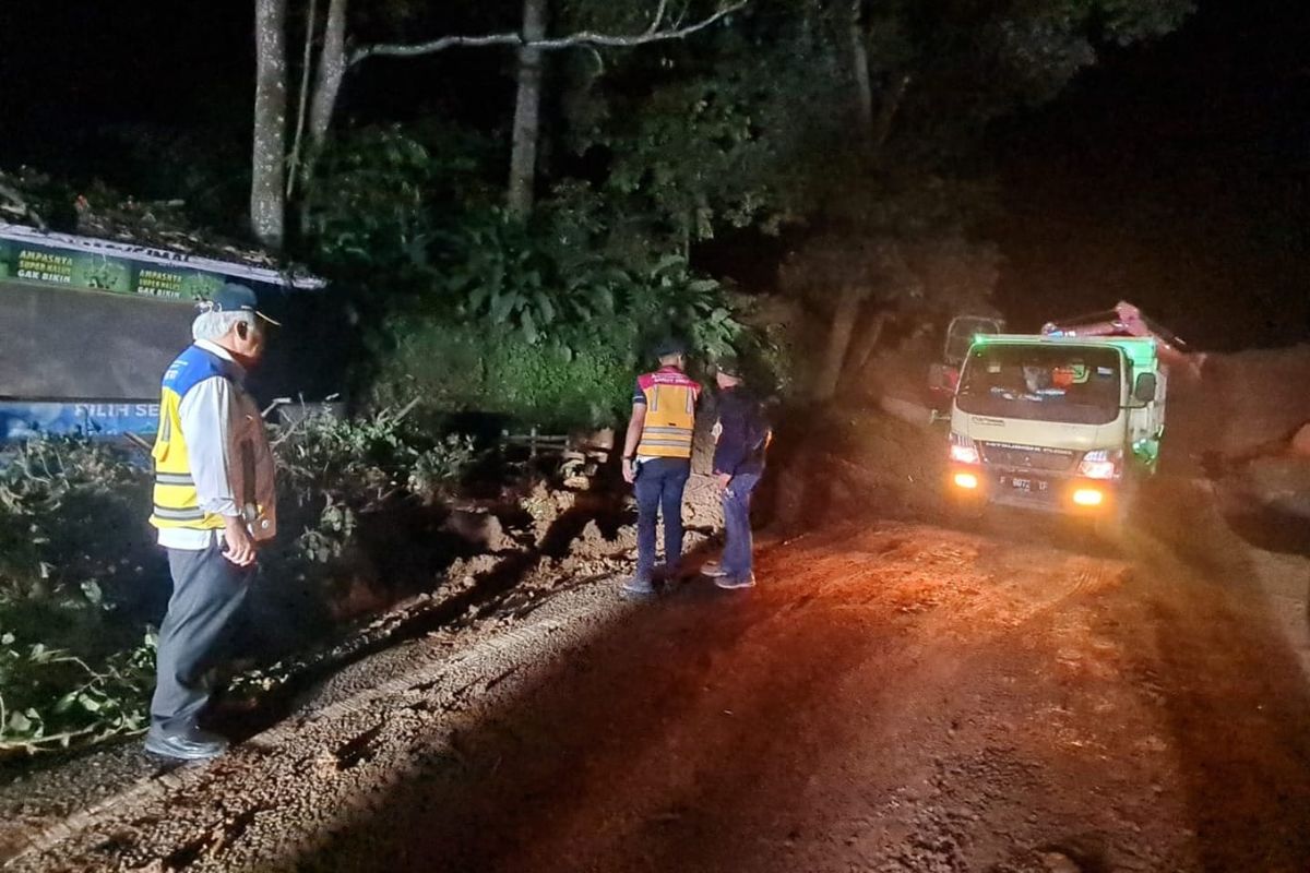 Menteri PUPR, Basuki Hadimuljono sedang mengawasi pembersihan ruas jalan raya Cipanas-Cianjur pada Selasa (22/11/202) dini hari. 