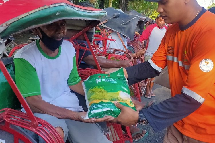 Pemerintah menyalurkan bantuan beras dan uang tunai untuk ratusan tukang becak kayuh Kabupaten Kulon Progo, Daerah Istimewa Yogyakarta. Bantuan itu berasal dari zakat infak sedekah ASN yang dikelola Basnaz Kulon Progo.
