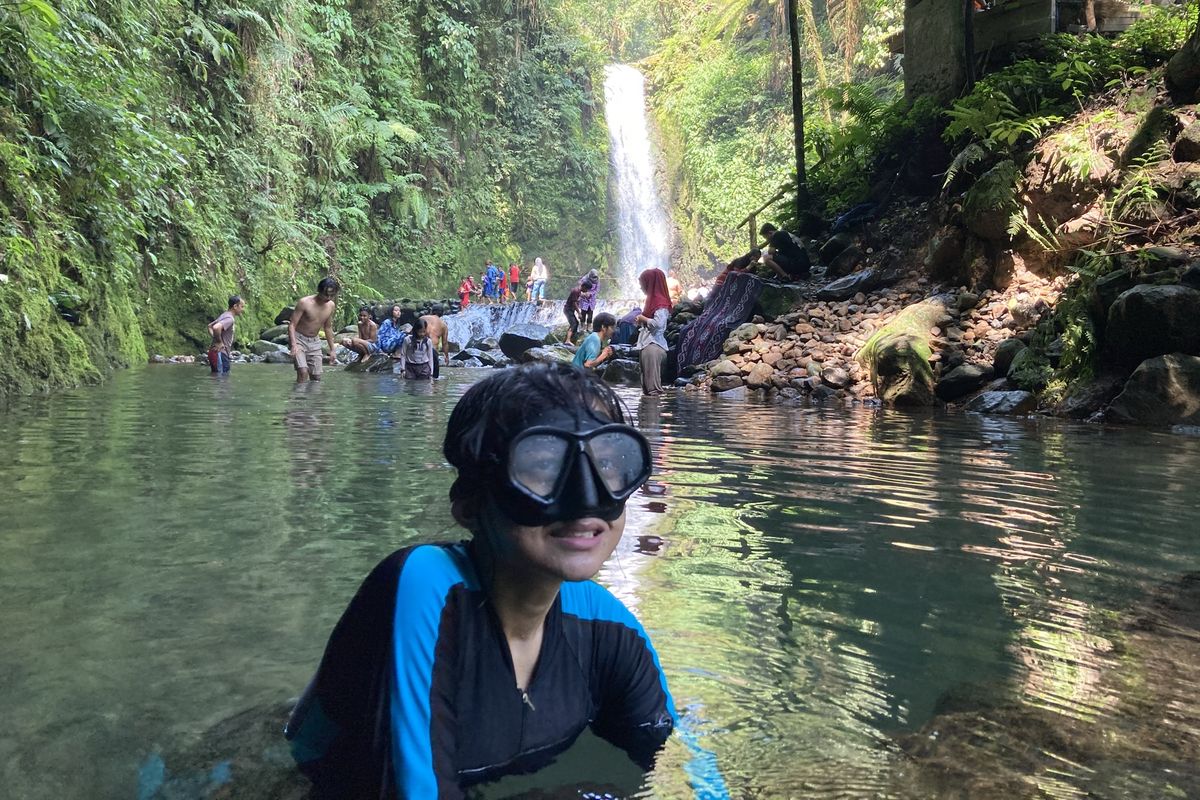 Seorang wisatawan yang tengah mencoba melakukan kegiatan freediving di Curug Kondang, Kecamatan Pamijahan, Kabupaten Bogor, Selasa (25/5/2021).