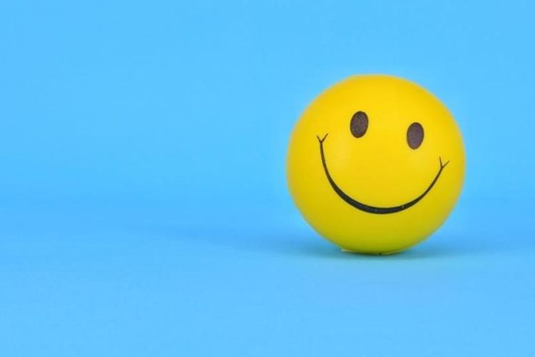 Ilustrasi emoji senyum.