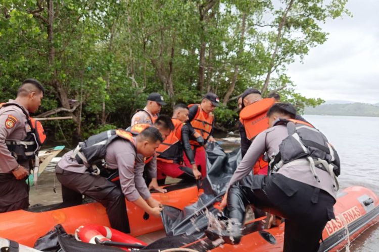 Tim gabungan saat melakukan evakuasi jasad Usman Hasan seorang nelayan Kwandang yang mengalami kecelakaan laut di perairan utara Gorontalo.