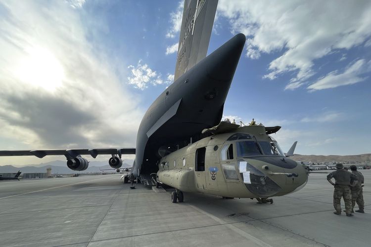 Foto dari Kementerian Pertahanan Amerika Serikat memperlihatkan satu unit CH-47 Chinook dari 82nd Combat Aviation Brigade, 82nd Airborne Division, dimasukkan ke pesawat Angkatan Udara C-17 Globemaster III di bandara internasional Hamid Karzai, Kabul, Afghanistan, Sabtu (28/8/2021).