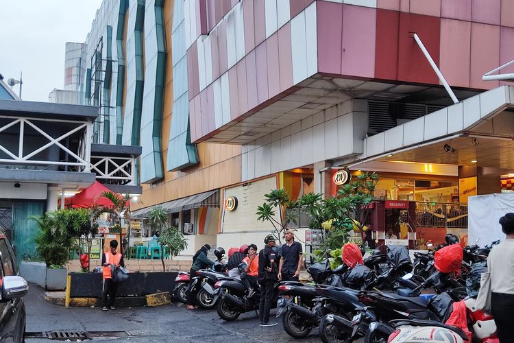 Baru ditertibkan, praktek parkir liar di Blok M Square masih ada, Jumat (7/7/2023). 