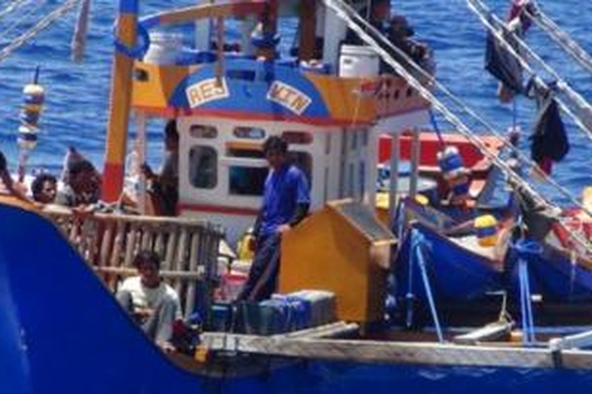 Badan Keamanan Laut Rebuplik Indonesia (Bakamla RI) menangkap tiga kapal ikan asing berbendera Filipina dan dua kapal ikan Indonesia di Perairan Sulawesi Utara, Minggu (3/5/2015). 
