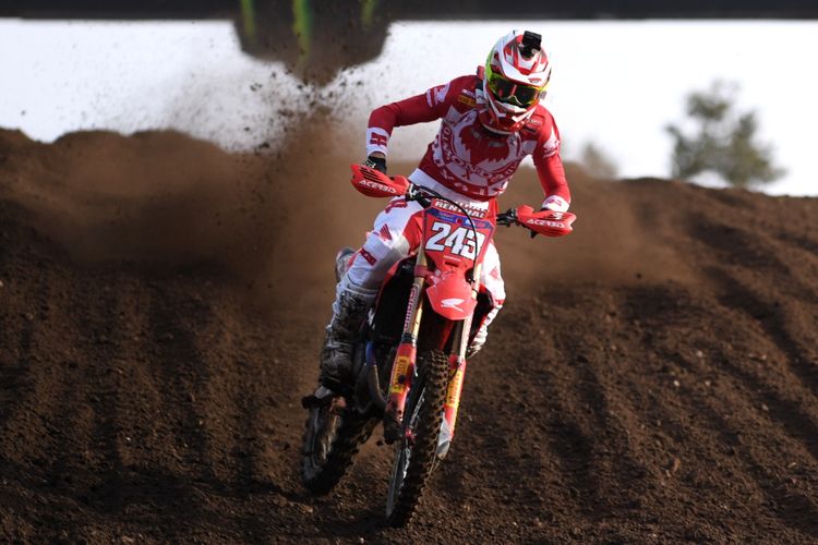 Pembalap tim HRC asal Slovenia, Tim Gajser, memacu motornya saat sesi kualifikasi pada seri ke-12 kejuaraan dunia motocross MXGP Samota 2022 di Sirkuit Sumbawa, NTB, Sabtu (25/6/2022).