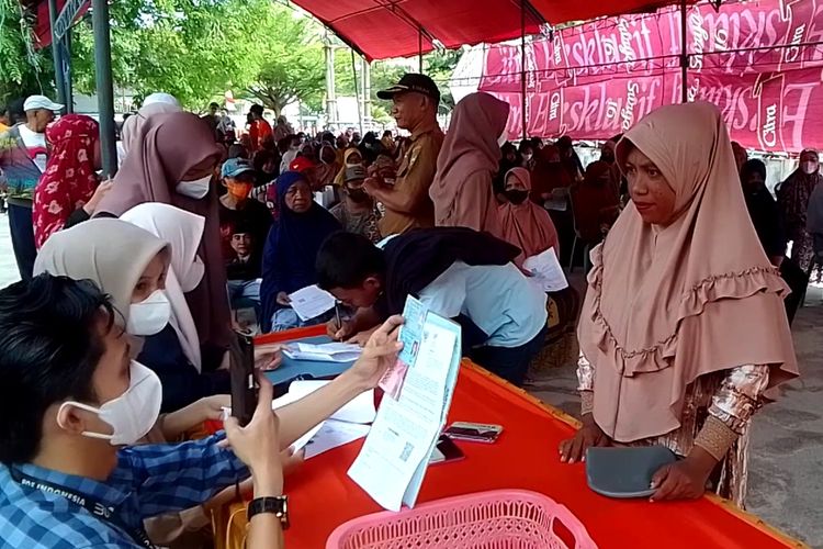 Bantuan langsung tunai (BLT) pengalihan subsidi BBM mulai disalurkan dan dicairkan di Kantor Pos, Kota Palopo, Sulawesi Selatan, kepada 1.624 keluarga penerima manfaat (KPM), Kamis (08/9/2022) sore.