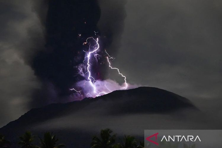 Kilatan petir muncul saat aktivitas erupsi Gunung Ibu yang berada di Kabupaten Halmahera Barat, Sulawesi Utara, Sabtu (18/5/2024). ANTARA/HO-PVMBG/aa.
