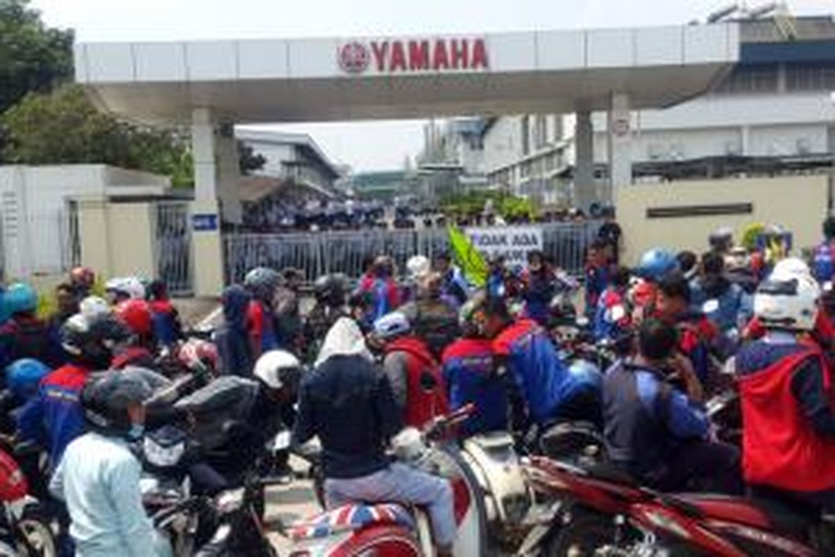 Suasana demonstrasi di depan kantor Yamaha Motor Manufacturing West Java di Karawang, Jawa Barat, Selasa (24/11/2015).