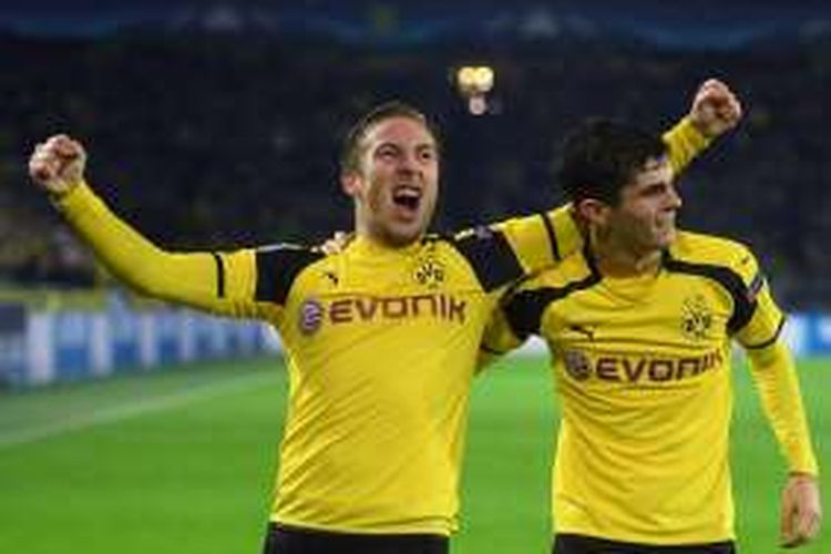 Pemain Borussia Dortmund, Felix Passlack (kiri), merayakan gol bersama rekannya, Christian Pulisic, dalam laga Liga Champions kontra Legia Warszawa, di Signal Iduna Park, Selasa (22/11/2016).