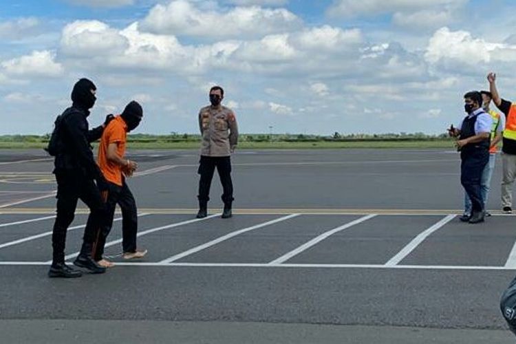 Tahanan terorisme dinaikkan ke pesawat untuk dipindahkan ke Mako Brimob Kelapa Dua (FOTO: Dok. Polda Lampung)
