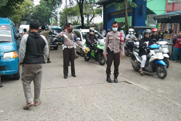 Petugas kepolisian tengah melakukan olah TKP kecelakaan di Jalan Pahlawan, Kelurahan Puspanegara, Kecamatan Citeureup, Kabupaten Bogor, Jawa Barat, pada Selasa (15/3/2022).