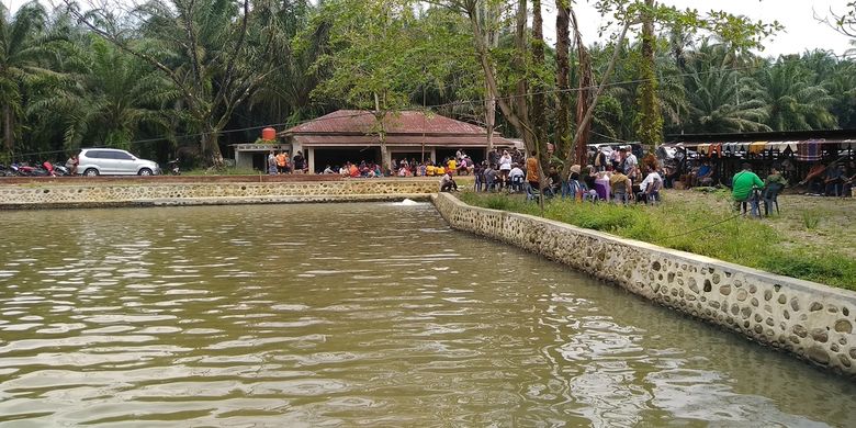 Kolam luas dengan latar belakang bangunan kerangkeng di belakang rumah Bupati nonaktif Langkat, Terbit Rencana Perangin-angin di Desa Raja Tengah, Kecamatan Kuala, Langkat.