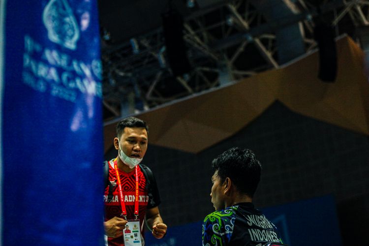 Atlet para bulu tangkis Indonesia, Suryo Nugroho, kandas melawan wakil Malaysia, Mohd Amin Burhanuddin pada semifinal ASEAN Para Games 2022 sektor tunggal putra SU5 di UMS Edutorium, Kamis (4/8/2022).