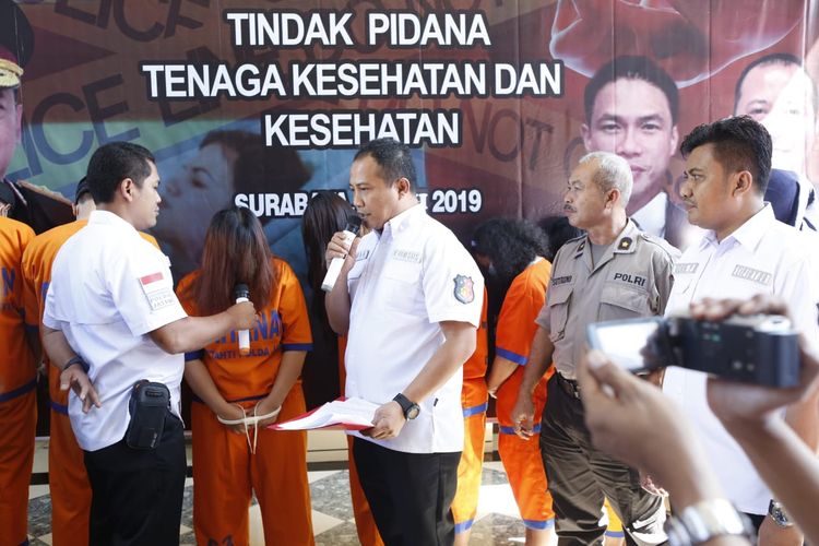 Pelaku praktik aborsi ilegal ditahan di Mapolda Jatim, Selasa (25/6/2019)