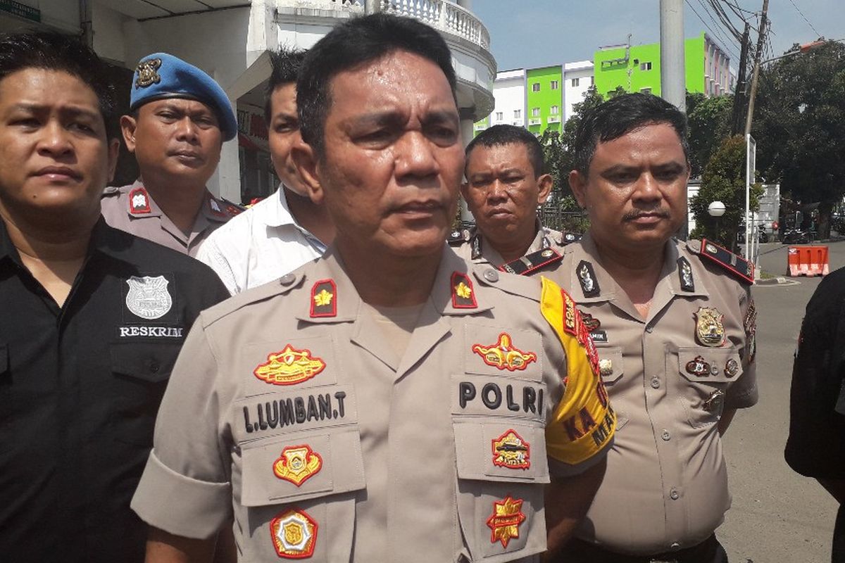 Kapolsek Makasar Kompol Lindang Lumban memberi keterangan kepada wartawan di Terminal Pinang Rantu, Selasa (9/4/2019).