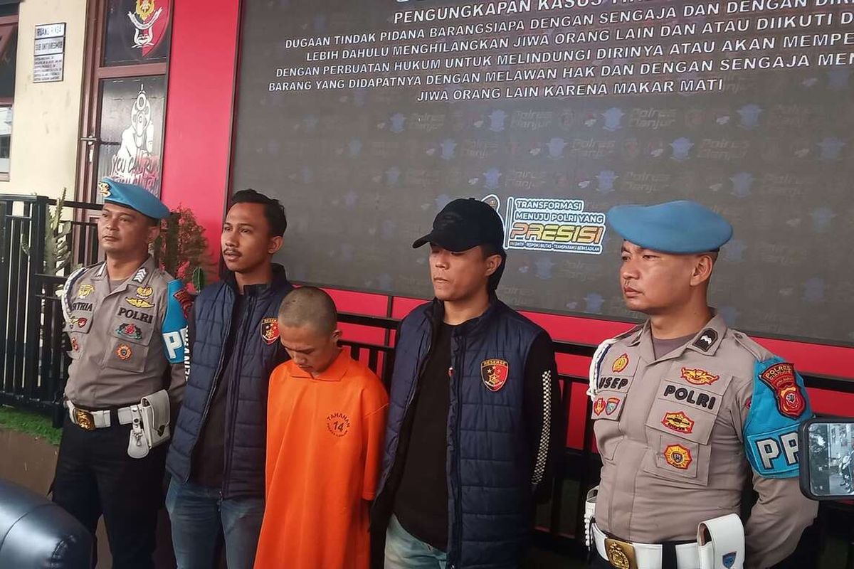 Jajaran Polres Cianjur, Jawa Barat, merilis Muhsin alias MH (22) tersangka kasus pembunuhan wanita yang jasadnya ditemukan di area kebun teh Gedeh Cugenang, Minggu (26/1/2025) petang.