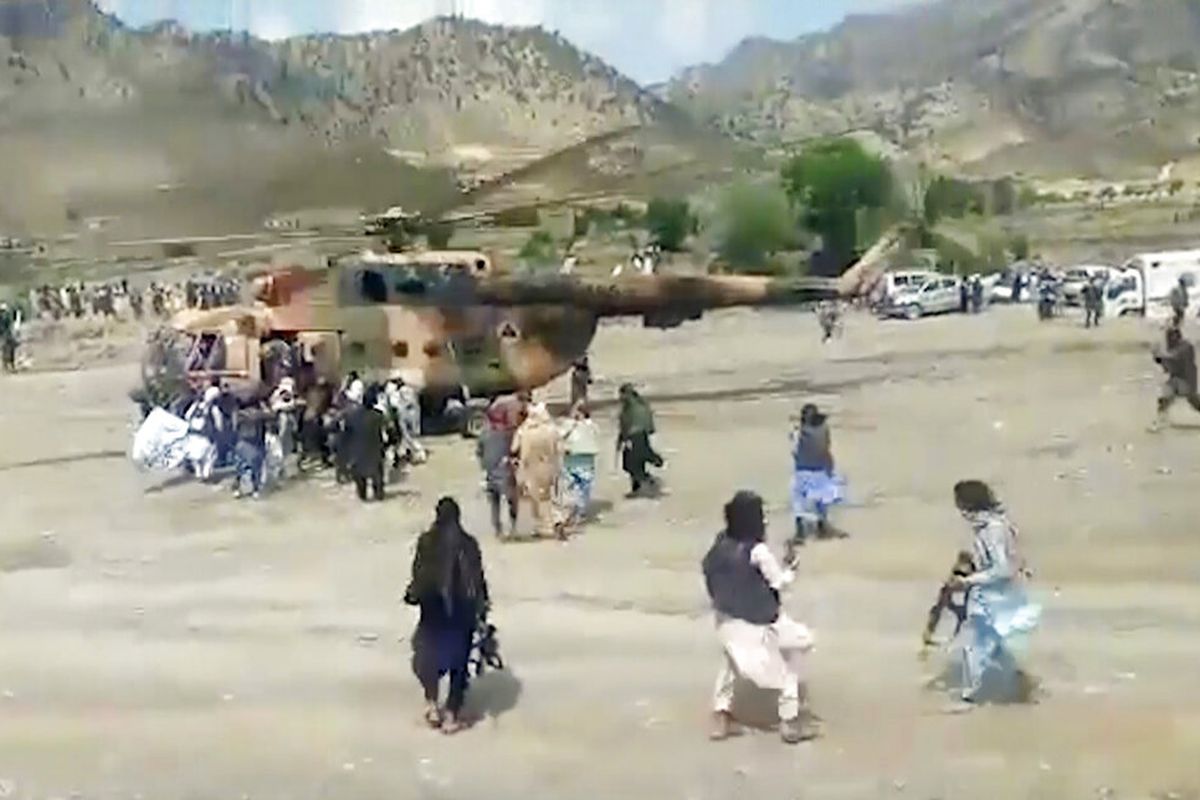 Dalam gambar yang diambil dari video dari Kantor Berita Negara Bakhtar, pejuang Taliban mengamankan helikopter pemerintah untuk mengevakuasi orang yang terluka di distrik Gayan, provinsi Paktika, Afghanistan, Rabu, 22 Juni 2022. 