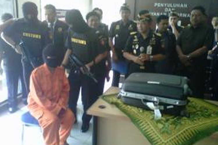 EH Perempuan asal Manipur, India pelaku penyelundupan sabu saat berada di kantor Kantor Pengawasan dan Pelayanan Bea dan Cukai (KPPBC) Tipe Madya Pabean B Yogyakarta