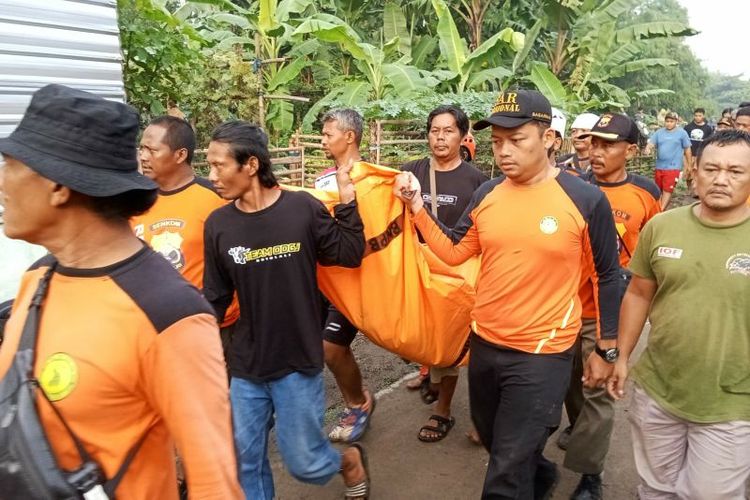 Tim SAR gabungan mengevakuasi jasad bocah enam tahun yang tenggelam di sungai Di Dusun Tegal Rejo, Desa Bulakan, Kecamatan Sukoharjo, Kabupaten Sukoharjo, Jawa Tengah, Kamis (7/3/2024).