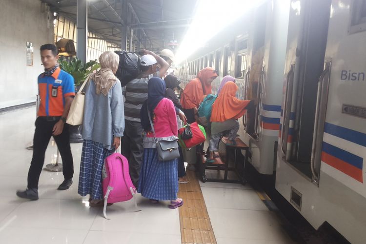 Para pemudik pengguna kereta yang berangkat dari Stasiun Senen, Jakarta Pusat pada Selasa (20/6/2017). 