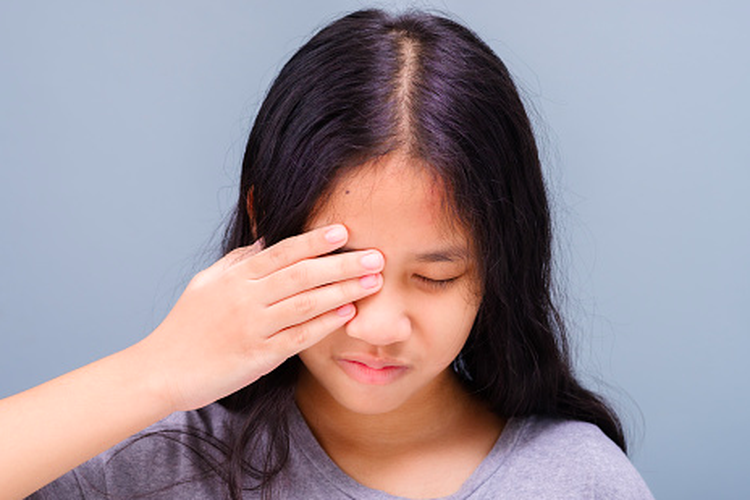 Salah satu gejala konjungtivitis adalah muncul rasa gatal dan berair di mata.