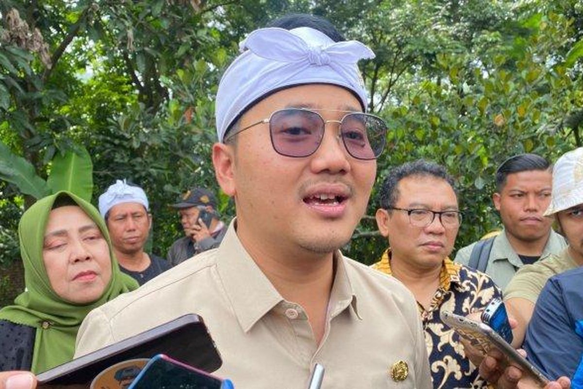 Wali Kota Cimahi, Ngatiyana Adhitia Yudhistira saat ditemui di Kampung Adat Cireundeu pada Jumat (21/2/2025).

