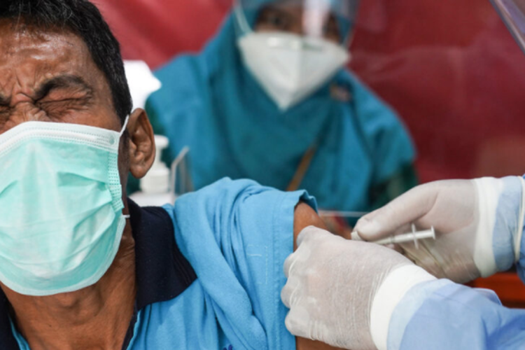 Salah satu pasien yang termasuk orang dengan gangguan jiwa saat menerima suntikan vaksin Covid-19 di Paviliun Basudewa Rumah Sakit dr Marzoeki Mahdi, Kota Bogor, Jawa Barat, Selasa (1/6/2021)