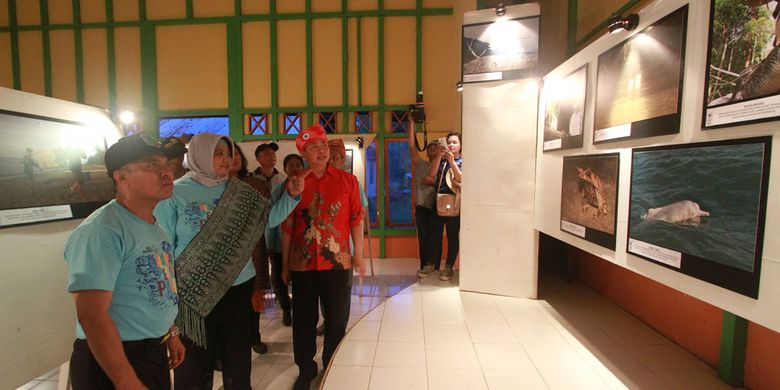 Manajer Program WWF Indonesia - Kalimantan Barat, Albertus Tjiu saat menunjukkan foto-foto potensi alam dan budaya Paloh kepada Bupati Sambas, Atbah Romain Suhaili dalam pameran yang di selenggarakan di desa Temajuk, Kecamatan Paloh, Kabupaten Sambas, Kalimantan Barat, Senin (6/11/2017).