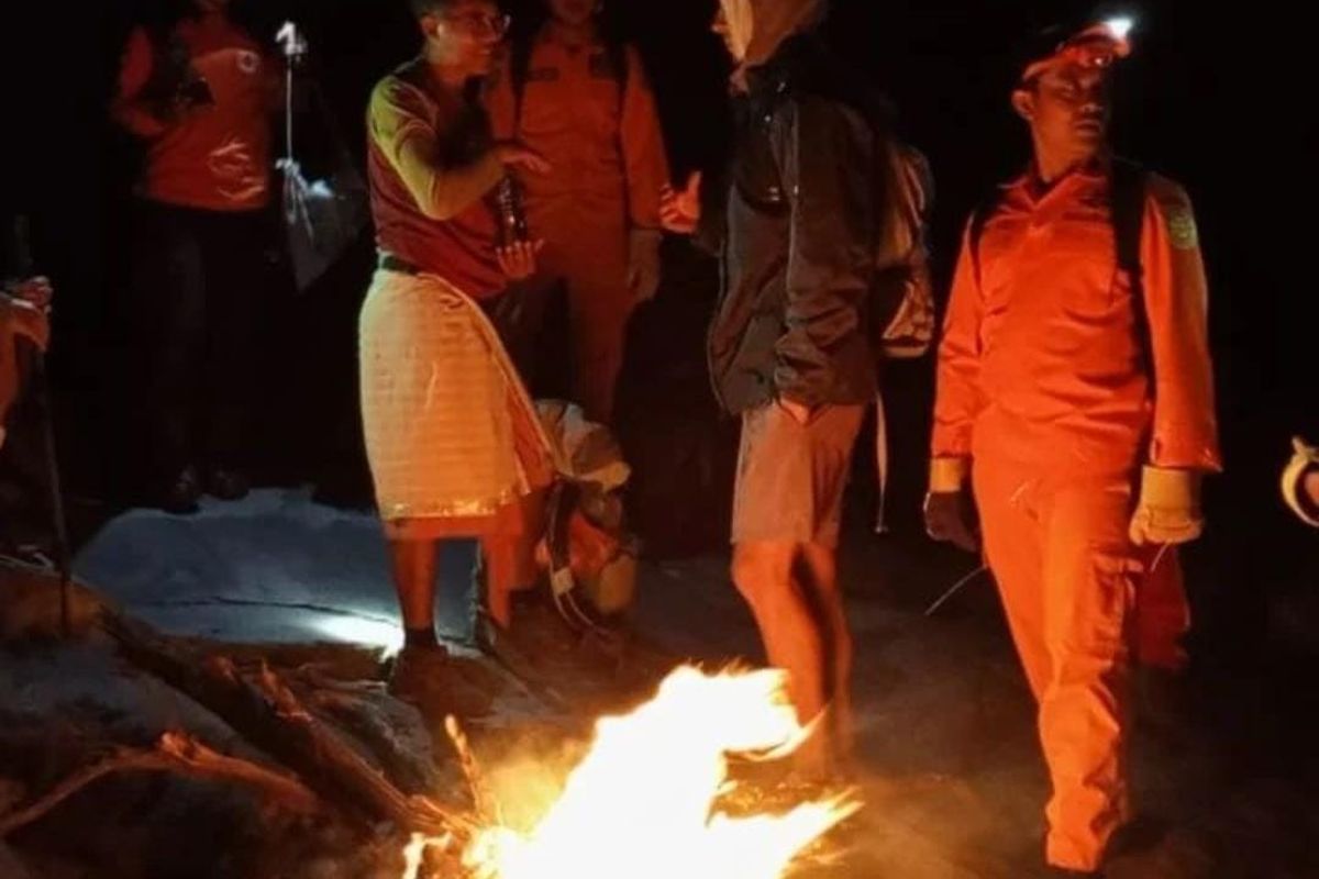 WN Amerika tersesat saat mendaki Gunung Agung, Kabupaten Karangasem, Provinsi Bali dan dievakuasi Tim SAR, Rabu (14/6/2023) dinihari.