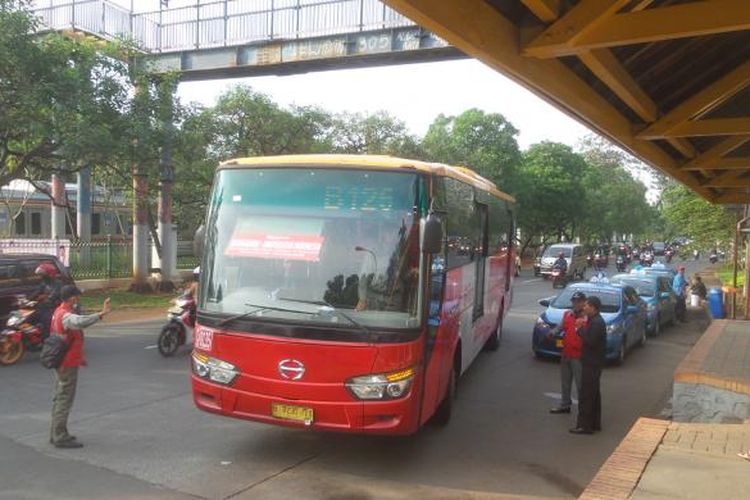 Salah satu bus transjakarta saat sedang berhenti di Halte Kampus Universitas Indonesia, Senin (25/4/2016). Bus ini akan melayani rute Kampus UI-Manggarai, yang merupakan satu dari enam rute baru transjakarta yang mulai beroperasi per 25 April ini.
