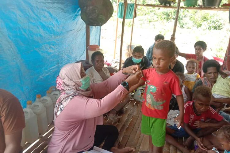 Salah satu tenaga medis (nakes) Puskesmas Milki, saat melakukan pelayanan kesehatan dasar kepada salah satu anak di Kampung Lules, Distrik Towe, Kabupaten Keerom, Papua, Selasa (08/03/2022).