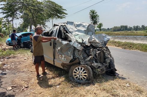 Detik-detik Luxio Tertabrak KA Dhoho di Jombang, Pengemudi Mobil Sempat Diteriaki agar Berhenti tapi Tetap Melaju