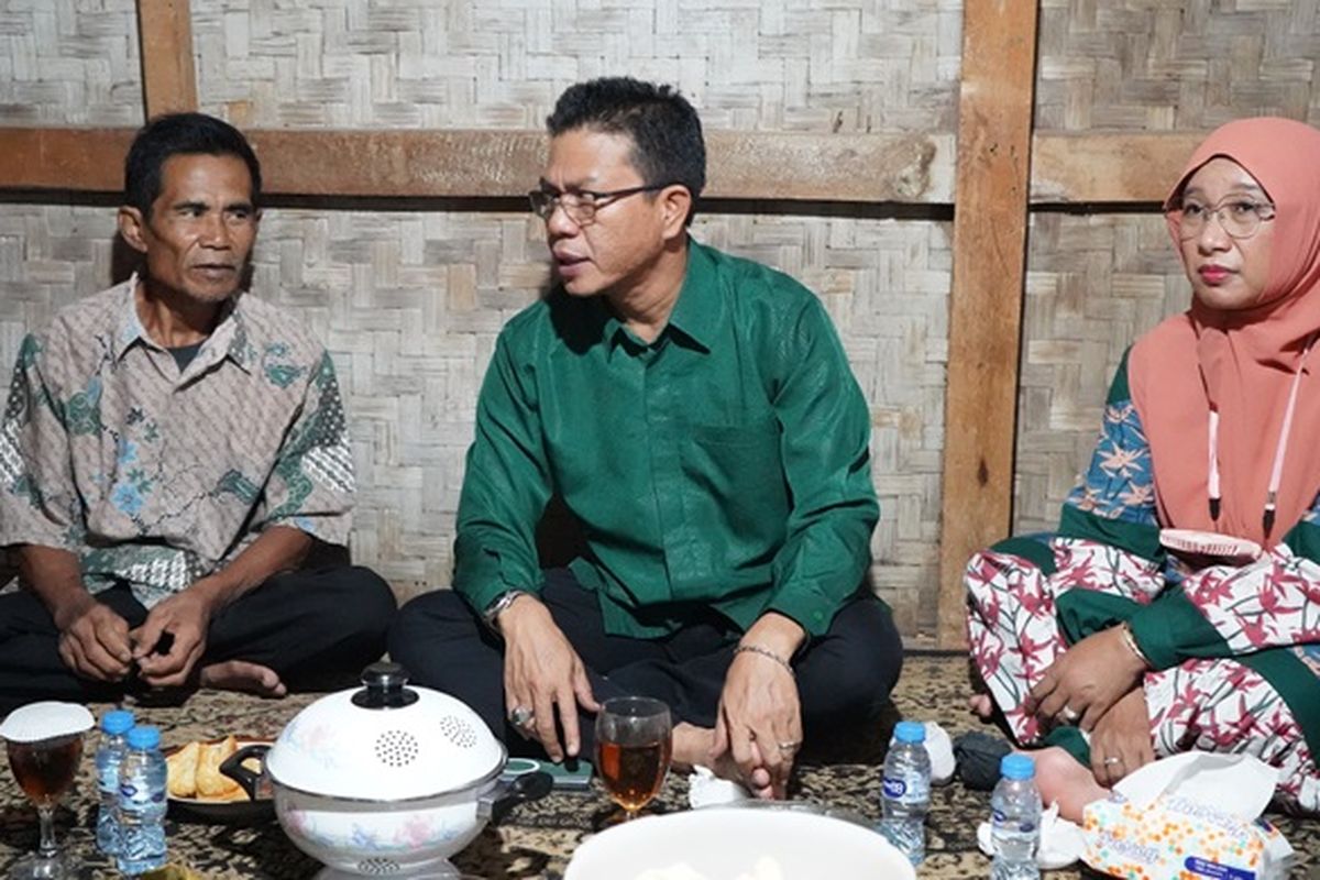Bupati Bandung Dadang Supriatna bersama istrinya Emma Dety Dadang Supriatna saat bertamu di rumah pasangan suami istri, Tasman dan Iit untuk tempat menginap  atau homestay dalam program Bupati Ngamumule Desa (Bunga Desa) di Kampung Kedaleman RT 01/RW 21 Desa Pakutandang, Kecamatan Ciparay, Kabupaten Bandung, Sabtu (21/1/2024).