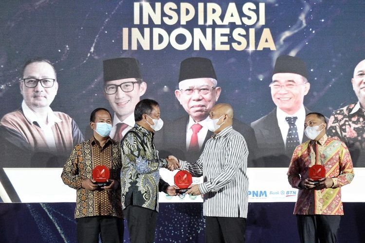 (Ki-ka) Direktur Bisnis UMKM BNI Muhammad Iqbal serta Menteri Koperasi dan UKM Teten Masduki pada malam penganugerahan Program Pemberdayaan UMKM dari Merdeka Award 2022 di Gedung Paviliun Smesco, Jakarta, Kamis (23/6/2022). 

