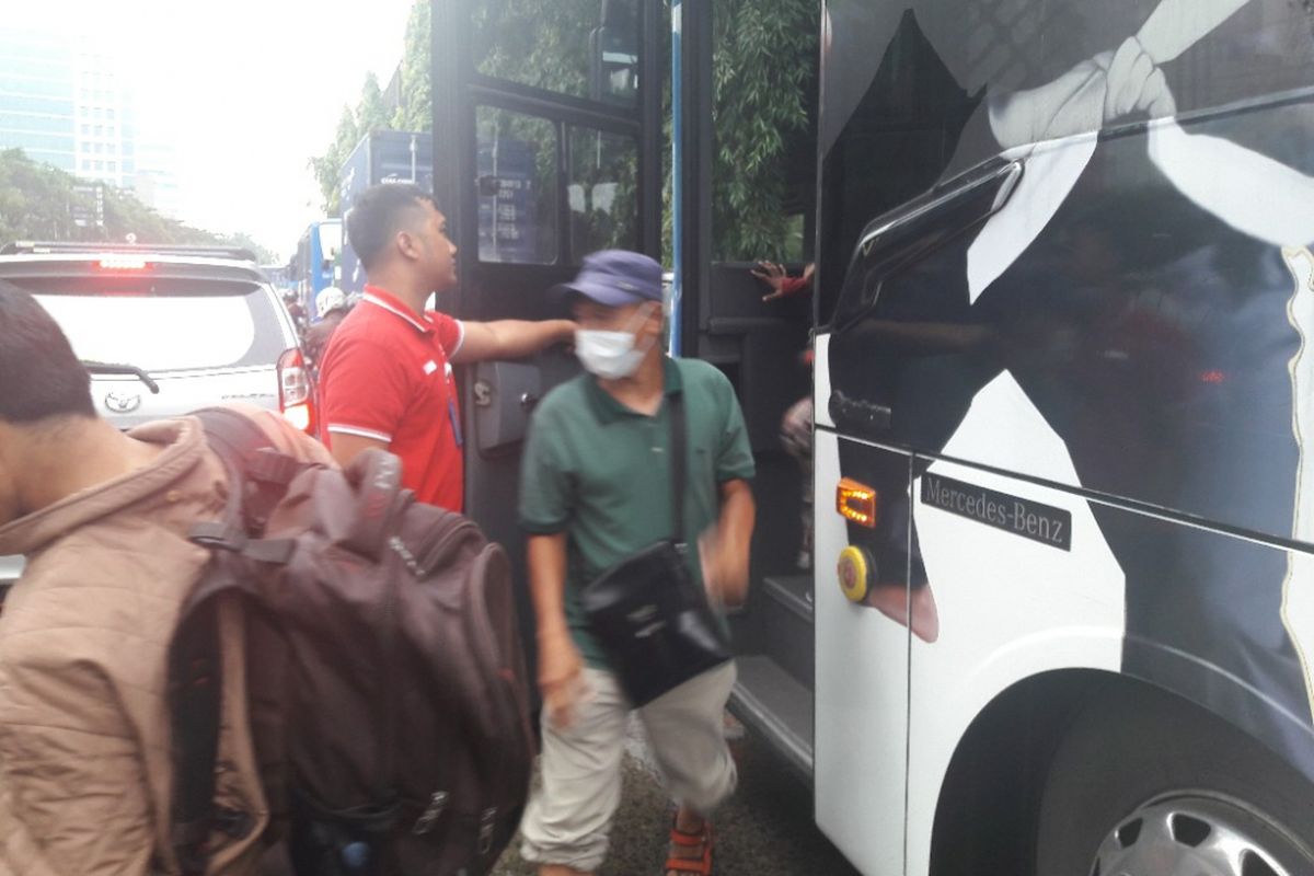 Penumpang bus Transjakarta memilih turun di tengah perjalanan guna memghindari kemacetan di Jalan Bypass Yos Sudarso, Jakarta Utara, Selasa (27/3/2018).