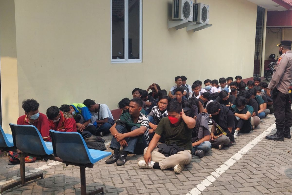 Puluhan remaja yang diduga hendak mengikuti aksi unjuk rasa di Jakarta, Senin (11/4/2022), saat diamankan di Markas Polres Metro Tangerang Kota.