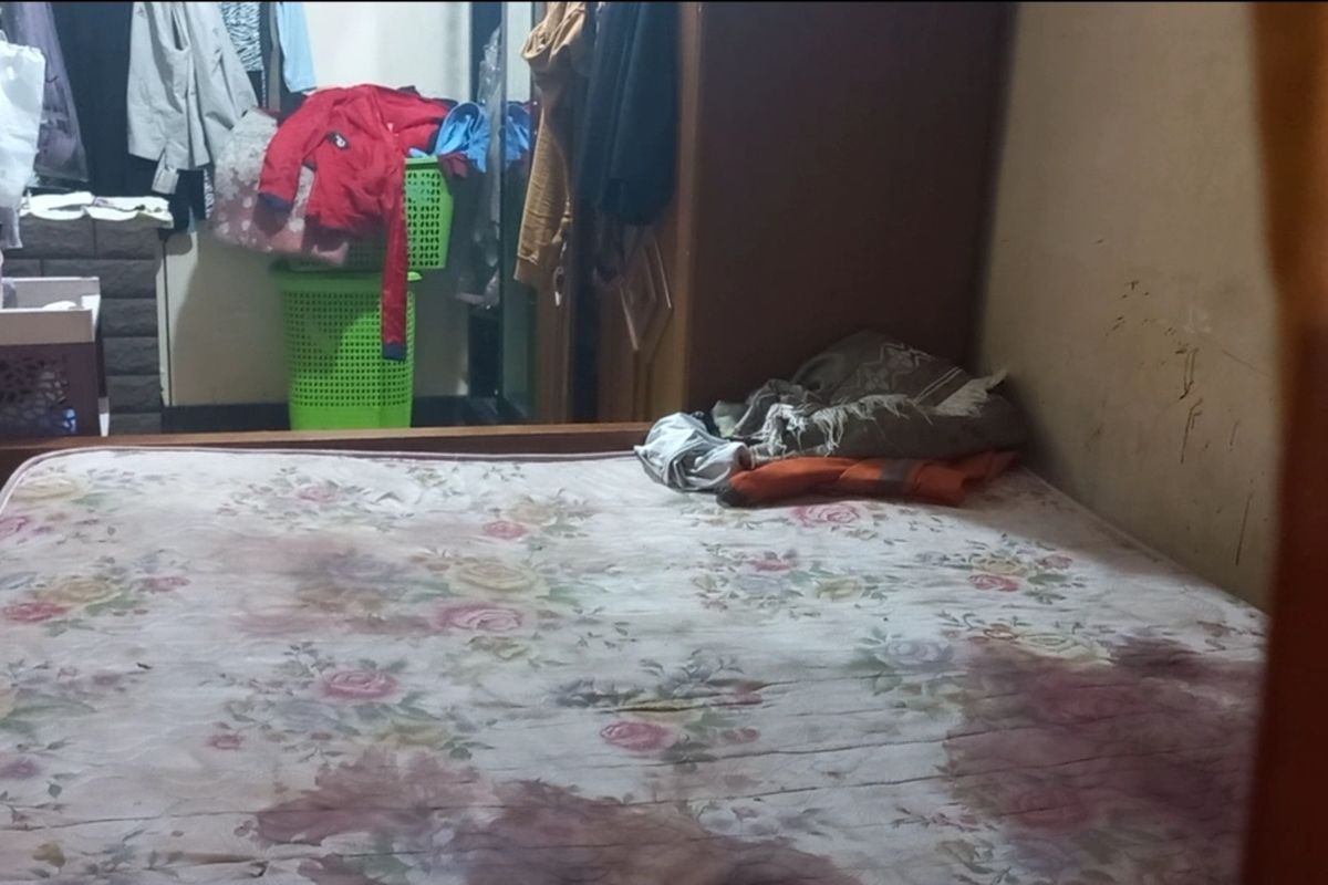 Penampakan bercak darah P, ibu yang ditikam oleh teman anaknya bernama Nirwansyah di kamar kediaman korban di Jalan Danau Poso 1, Kelapa Dua, Kabupaten Tangerang, Jumat (8/9/2023).