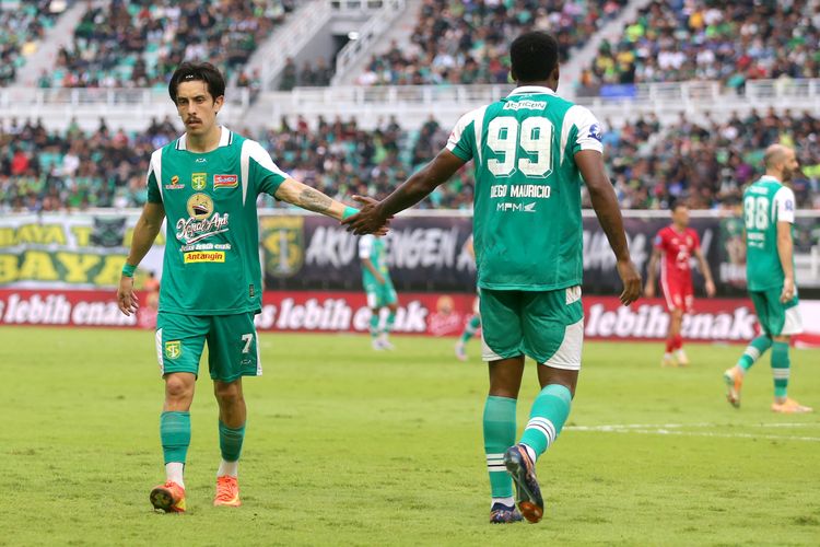 Pemain Persebaya Surabaya Francisco Rivera saat laga pekan ke-17 Super League 2025-2026 melawan Malut United yang berakhir dengan skor 2-1 di Stadion Gelora Bung Tomo Surabaya, Sabtu (10/1/2026) sore.