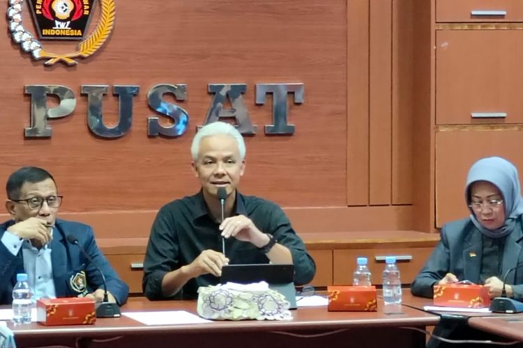 Calon presiden nomor urut tiga, Ganjar Pranowo (tengah) di Gedung Dewan Pers, Jakarta, Kamis (30/11/2023) saat berdialog dengan Persatuan Wartawan Indonesia (PWI).