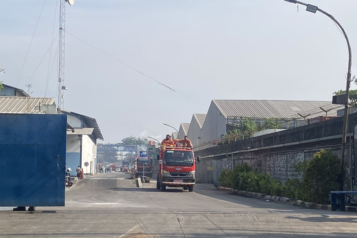 1 Mobil Damkar Masih Disiagakan di Lokasi Kebakaran Pabrik Pakan Ternak Bekasi