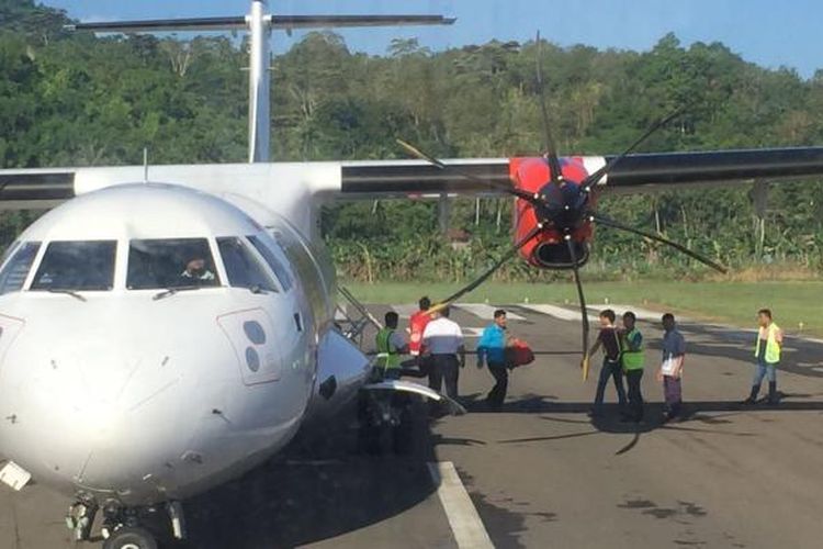 Ban Pesawat Wings Air ATR 72-600 menurunkan 74 penumpang dan 1 balita diujung landasan Bandar Udara Binaka Gunungsitoli akibat mengalami Nose Stream atau rusak