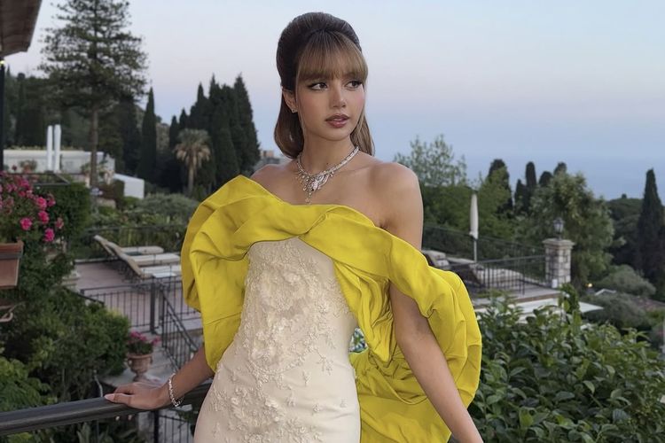Gaya anggun Lisa BLACKPINK dalam balutan gaun.