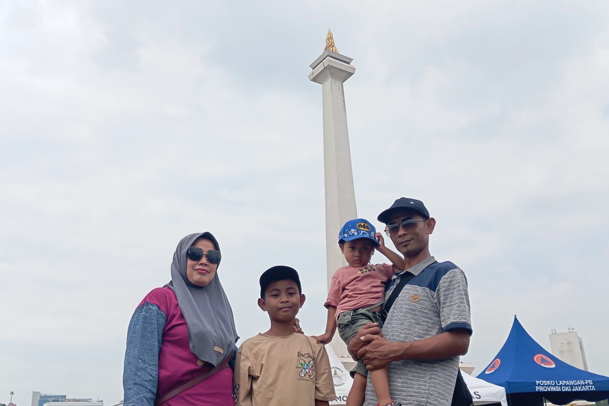 Warga Banten Habiskan Libur Akhir Tahun di Monas karena Ajakan Sang Anak