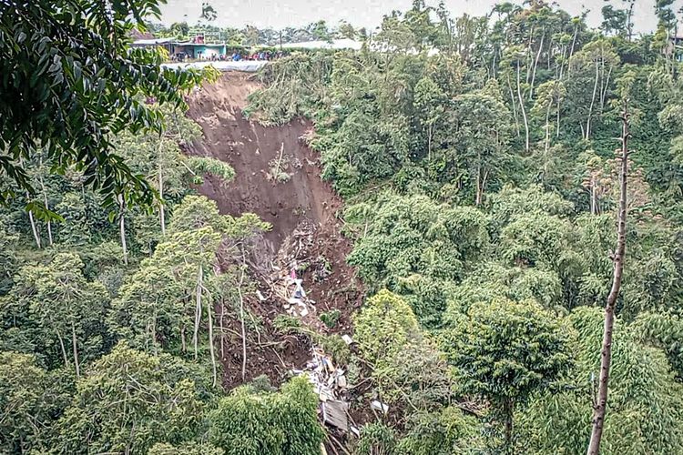 Sebuah tebing setinggi lebih dari 70 meter dan lebar 26 meter di Desa Kertawangi, Kecamatan Cisarua, Kabupaten Bandung Barat (KBB), Jawa Barat mengalami longsor, Senin (18/3/2024).